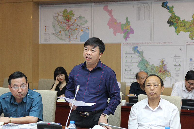 Ông Bùi Văn Lương, Chủ tịch Ủy ban dân thị xã Phổ Yên (đứng) và ông Lê Thanh Tuyết, Bí thư Thị xã Phổ Yên (bên phải áo trắng) có bao che cho cán bộ sai phạm. Ảnh: Báo Xây dựng. Ông Bùi Văn Lương, Chủ tịch Ủy ban dân thị xã Phổ Yên (đứng) và ông Lê Thanh Tuyết, Bí thư Thị xã Phổ Yên (bên phải áo trắng) có bao che cho cán bộ sai phạm. Ảnh: Báo Xây dựng.
