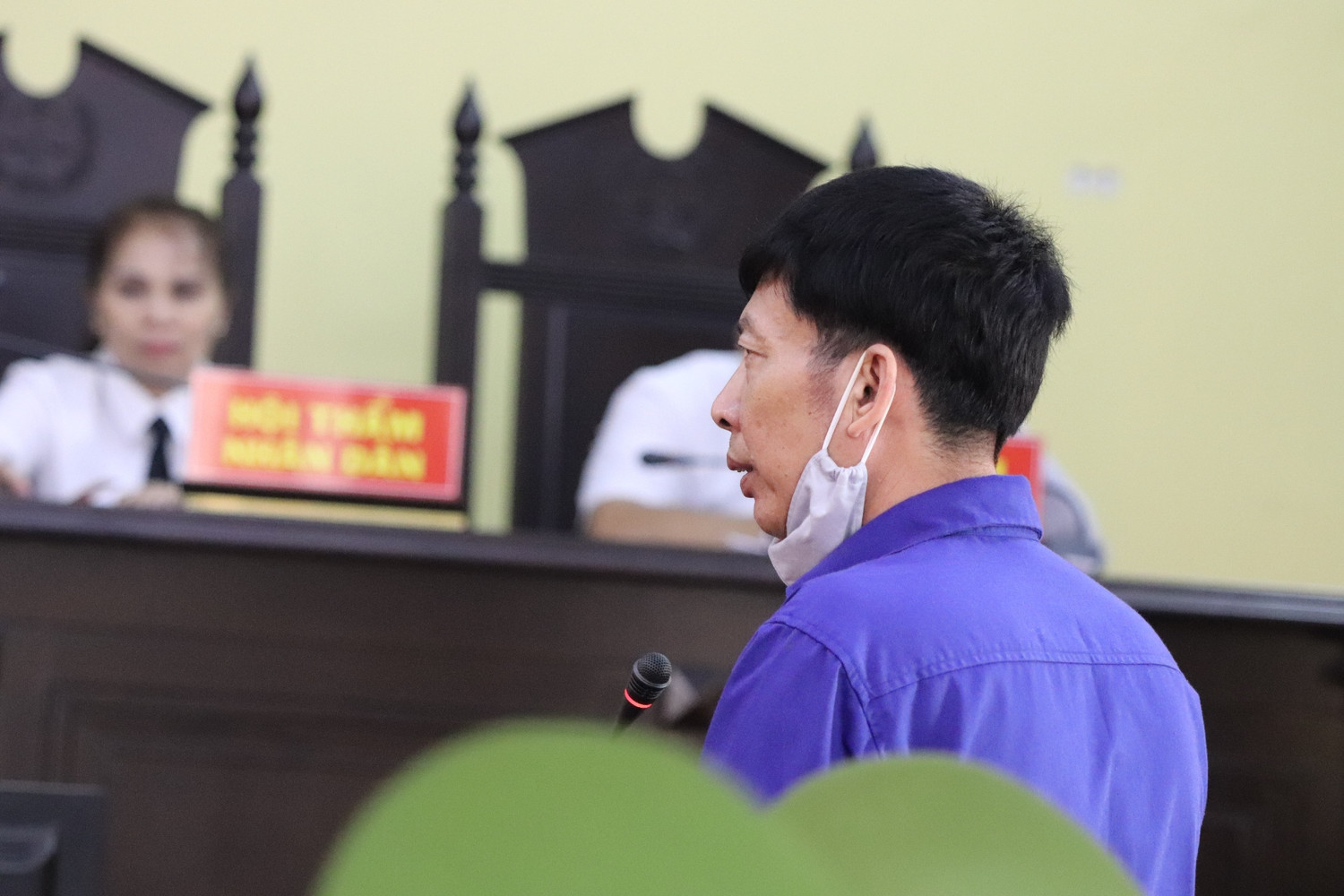 Bị cáo Trần Văn Điện phủ nhận việc đưa tiền cảm ơn Nga. Ảnh: Vũ Phương