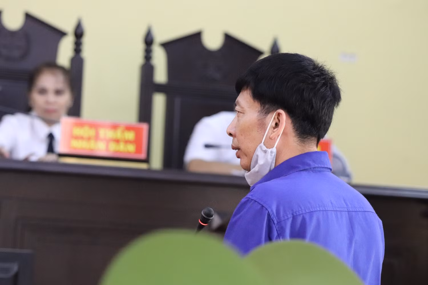 Bị cáo Trần Văn Điện phủ nhận việc đưa tiền cảm ơn Nga. Ảnh: Vũ Phương