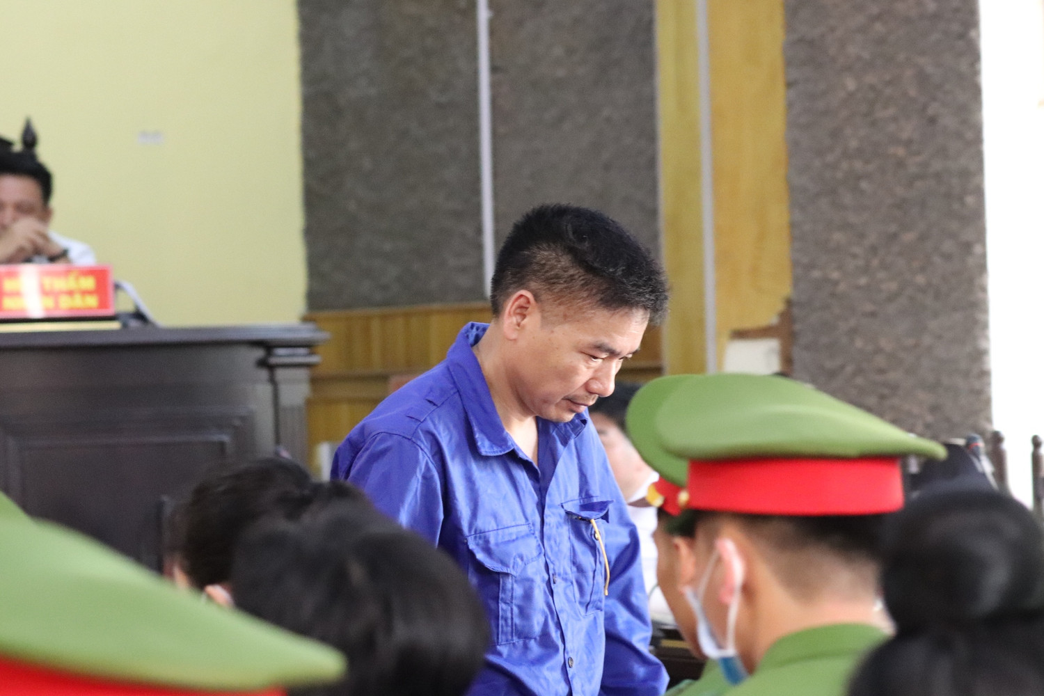 Bị cáo Trần Xuân Yến không đồng ý nội dung cáo trạng truy tố tội Lợi dụng quyền hạn và chức vụ trong thi hành công vụ. Ảnh: Vũ Phương.