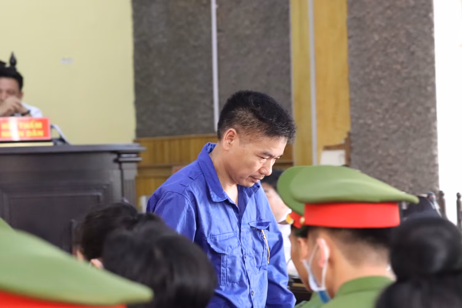 Bị cáo Trần Xuân Yến không đồng ý nội dung cáo trạng truy tố tội Lợi dụng quyền hạn và chức vụ trong thi hành công vụ. Ảnh: Vũ Phương.