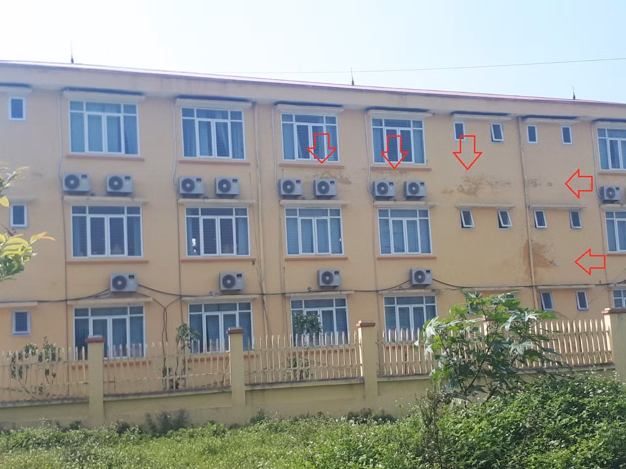 Dự án Trường mầm non xã Phù Lương chưa bàn giao, chưa nghiệm thu nhưng nhiều hạng mục đã hư hỏng, xuống cấp. Ảnh: NVCC. Dự án Trường mầm non xã Phù Lương chưa bàn giao, chưa nghiệm thu nhưng nhiều hạng mục đã hư hỏng, xuống cấp. Ảnh: NVCC.
