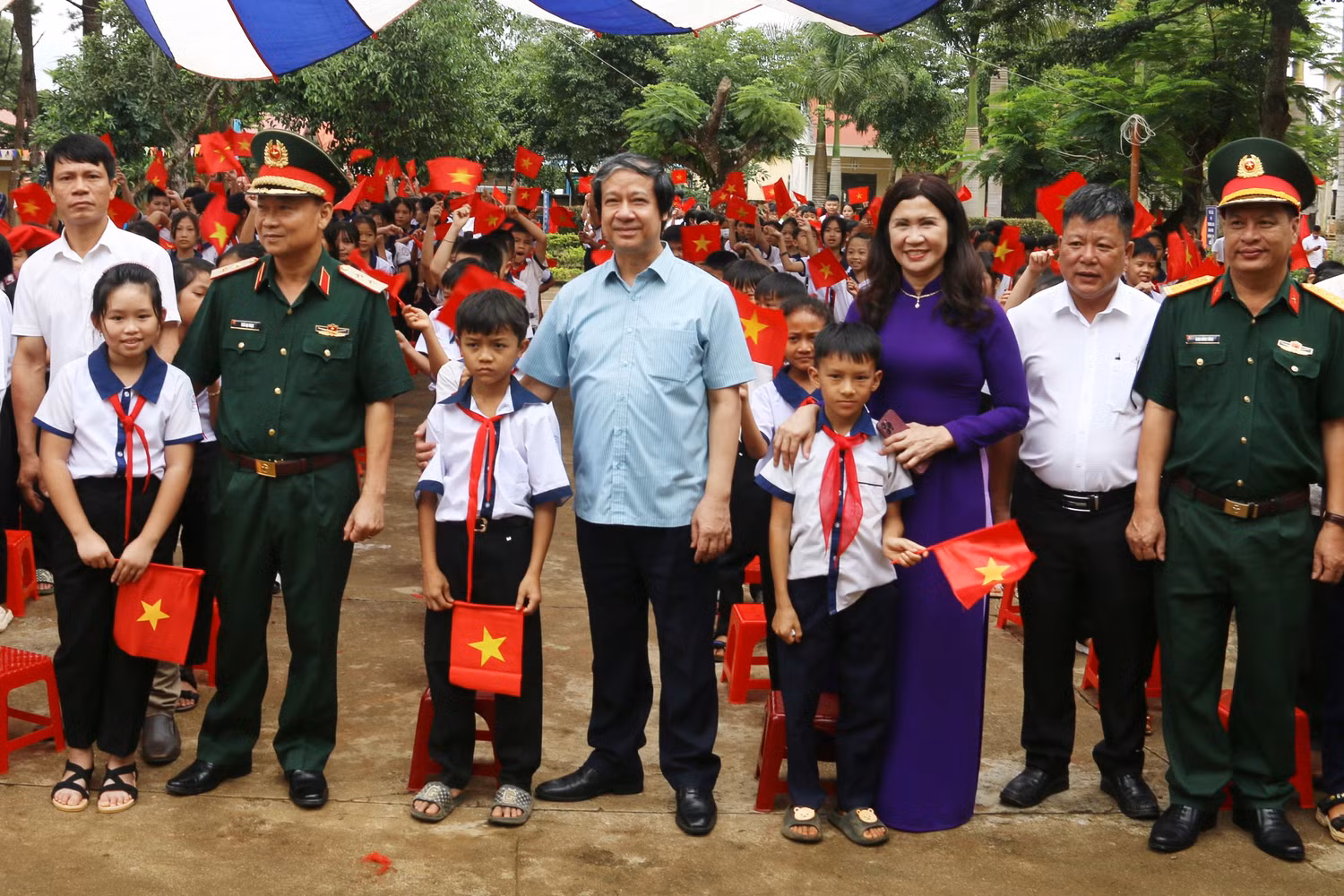 Bộ trưởng Nguyễn Kim Sơn đi thăm, động viên học sinh, giáo viên trước thềm năm học mới (ảnh: Bộ Giáo dục và Đào tạo) Bộ trưởng Nguyễn Kim Sơn đi thăm, động viên học sinh, giáo viên trước thềm năm học mới (ảnh: Bộ Giáo dục và Đào tạo)