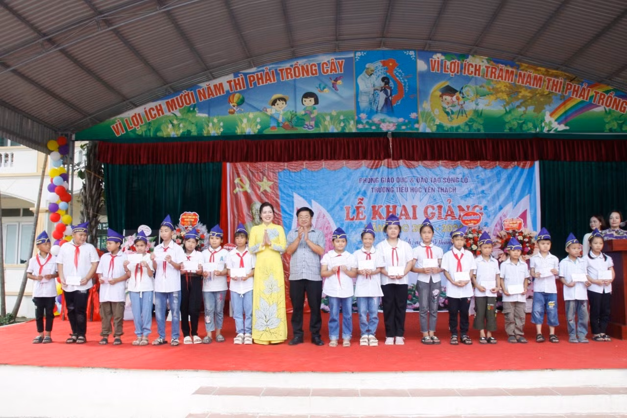 Đoàn đại biểu trao quà cho học sinh khó khăn và xuất sắc trong học tập