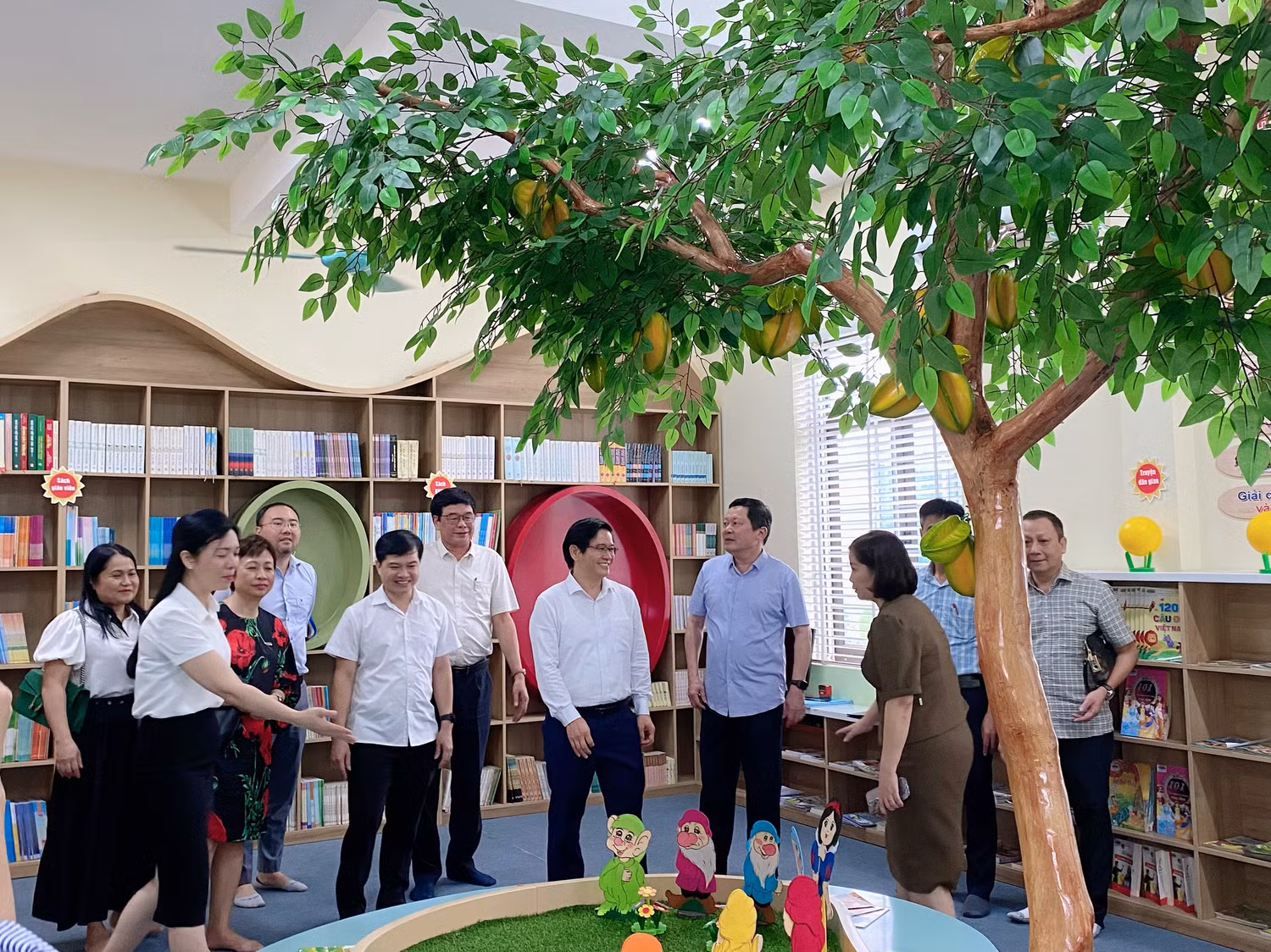 Ngày 14/9, Vụ Giáo dục Tiểu học (Bộ Giáo dục và Đào tạo) tiến hành trao tặng thư viện cho Trường Tiểu học Nguyễn Viết Xuân, huyện Yên Bình, tỉnh Yên Bái. Ngày 14/9, Vụ Giáo dục Tiểu học (Bộ Giáo dục và Đào tạo) tiến hành trao tặng thư viện cho Trường Tiểu học Nguyễn Viết Xuân, huyện Yên Bình, tỉnh Yên Bái.
