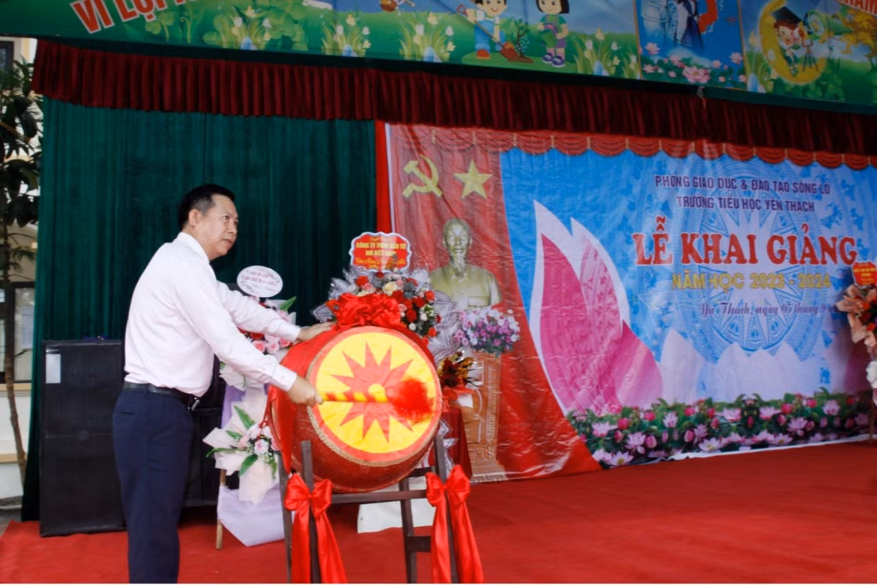 Phó giáo sư, Tiến sĩ Nguyễn Tấn Vinh, Phó giám đốc Học viện Chính trị khu vực II – Học viện Chính trị quốc gia Hồ Chí Minh đánh hồi trống khai giảng năm học mới