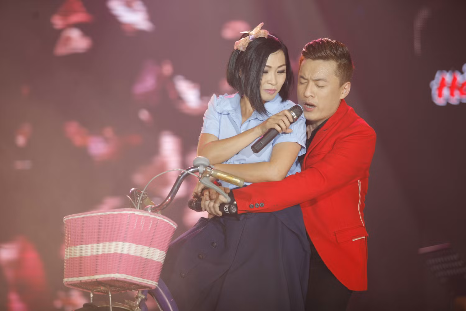 Phương Thành chở Lam Trường phía sau xe và cả hai song ca vô cùng tình tứ, ngọt ngào. Phương Thành chở Lam Trường phía sau xe và cả hai song ca vô cùng tình tứ, ngọt ngào.