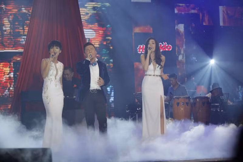 Kết hợp trong một tiết mục cùng 2 cháu gái là Tiêu Châu Như Quỳnh và Minh Thư. Kết hợp trong một tiết mục cùng 2 cháu gái là Tiêu Châu Như Quỳnh và Minh Thư.