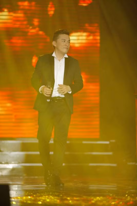 Lam Trường tỏa sáng trong liveshow. Lam Trường tỏa sáng trong liveshow.