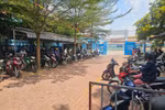 TPHCM: Trường tiểu học Bình Quới Tây tổ chức bán trú trở lại, nhiều phụ huynh vẫn đón con về trưa