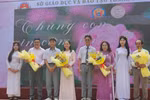 Đại diện học sinh lớp 12 của trường tặng hoa cảm ơn các thành viên trong ban giám hiệu nhà trường (ảnh: V.D)