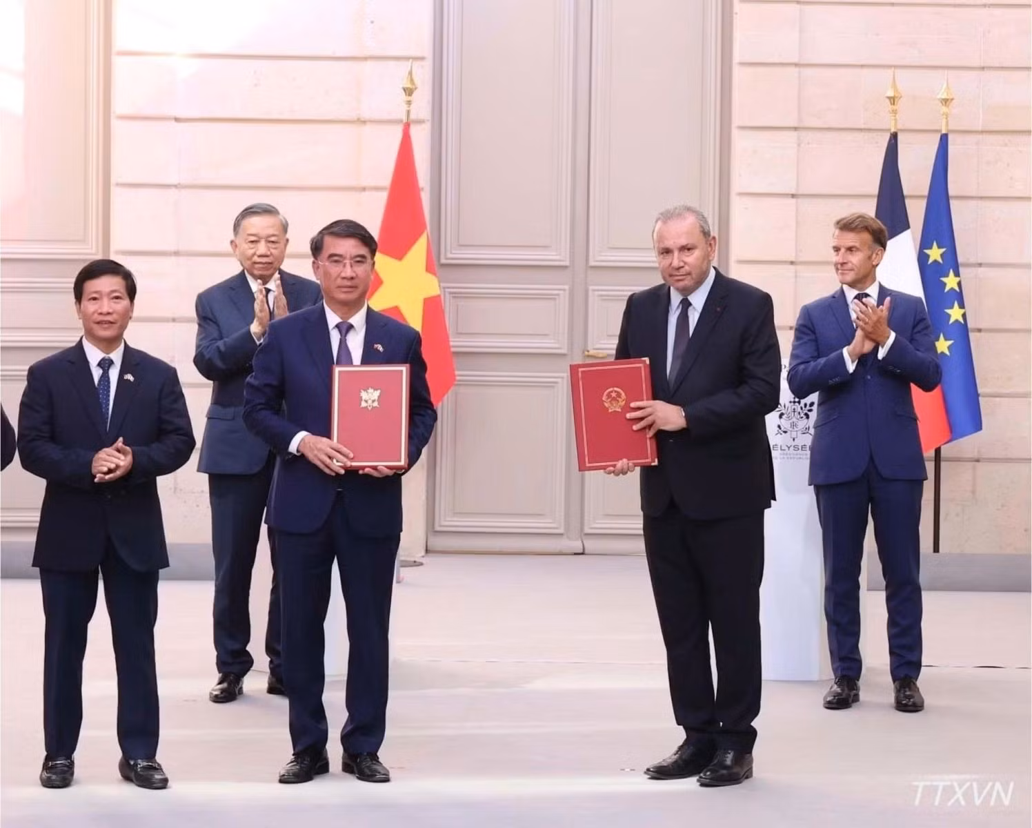 Tại Điện Élysée, Thủ đô Paris, lãnh đạo Ủy ban nhân dân thành phố Hà Nội, UTT và AFD trao bản ghi nhớ hợp tác thành lập và phát triển Trường Công nghệ Đường sắt trước sự chứng kiến của Tổng Bí thư- Chủ tịch nước Tô Lâm và Tổng thống Pháp Emmanuel Macron. Ảnh: UTT