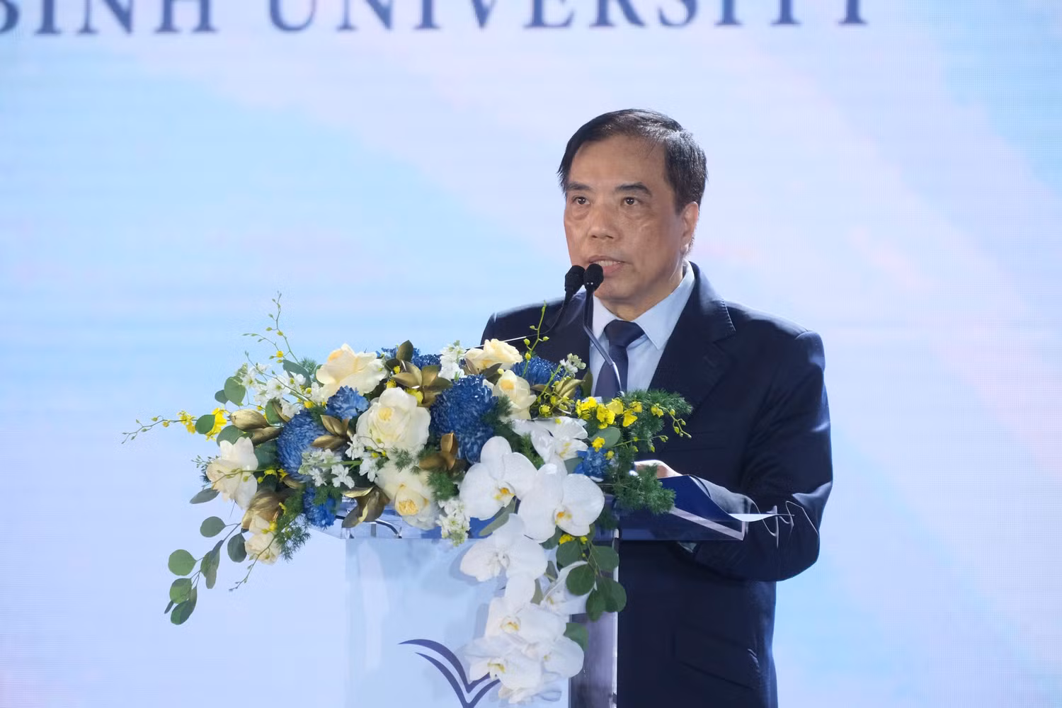 Phó Giáo sư, Tiến sĩ Bùi Anh Tuấn - Hiệu trưởng Trường Đại học Victoria Hòa Bình phát biểu tại buổi lễ. Ảnh: Doãn Nhàn