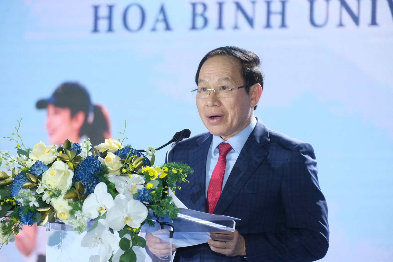 Phó Thủ tướng Lê Tiến Châu chúc mừng tập thể lãnh đạo, cán bộ, giảng viên, học viên và sinh viên Trường Đại học Victoria Hòa Bình. Ảnh: Doãn Nhàn