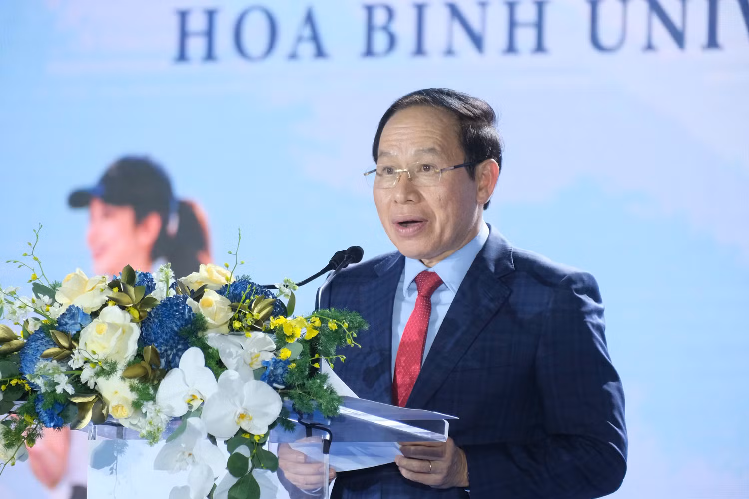 Phó Thủ tướng Lê Tiến Châu chúc mừng tập thể lãnh đạo, cán bộ, giảng viên, học viên và sinh viên Trường Đại học Victoria Hòa Bình. Ảnh: Doãn Nhàn