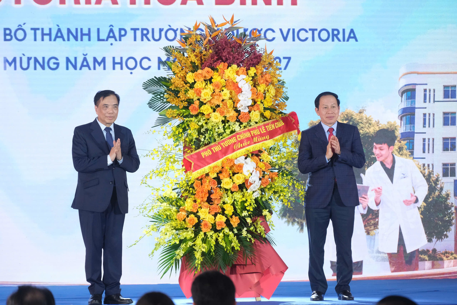 Phó Thủ tướng Lê Tiến Châu tặng hoa chúc mừng Trường Đại học Victoria Hòa Bình bước vào hành trình mới. Ảnh: Doãn Nhàn