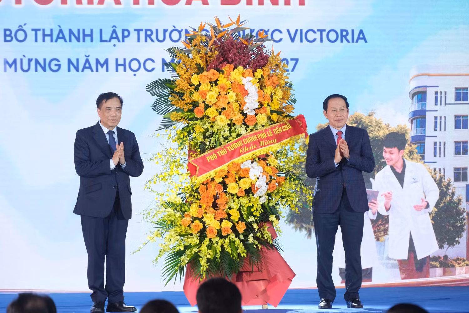 Phó Thủ tướng Lê Tiến Châu tặng hoa chúc mừng Trường Đại học Victoria Hòa Bình bước vào hành trình mới. Ảnh: Doãn Nhàn