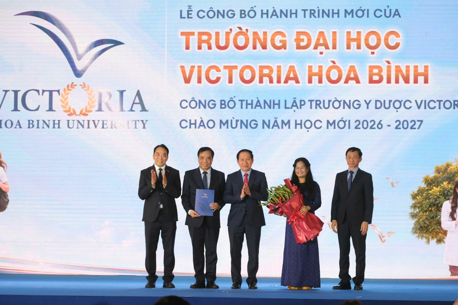 Phó Thủ tướng Lê Tiến Châu trao Quyết định đổi tên Trường Đại học Hòa Bình thành Trường Đại học Victoria Hòa Bình. Ảnh: Doãn Nhàn