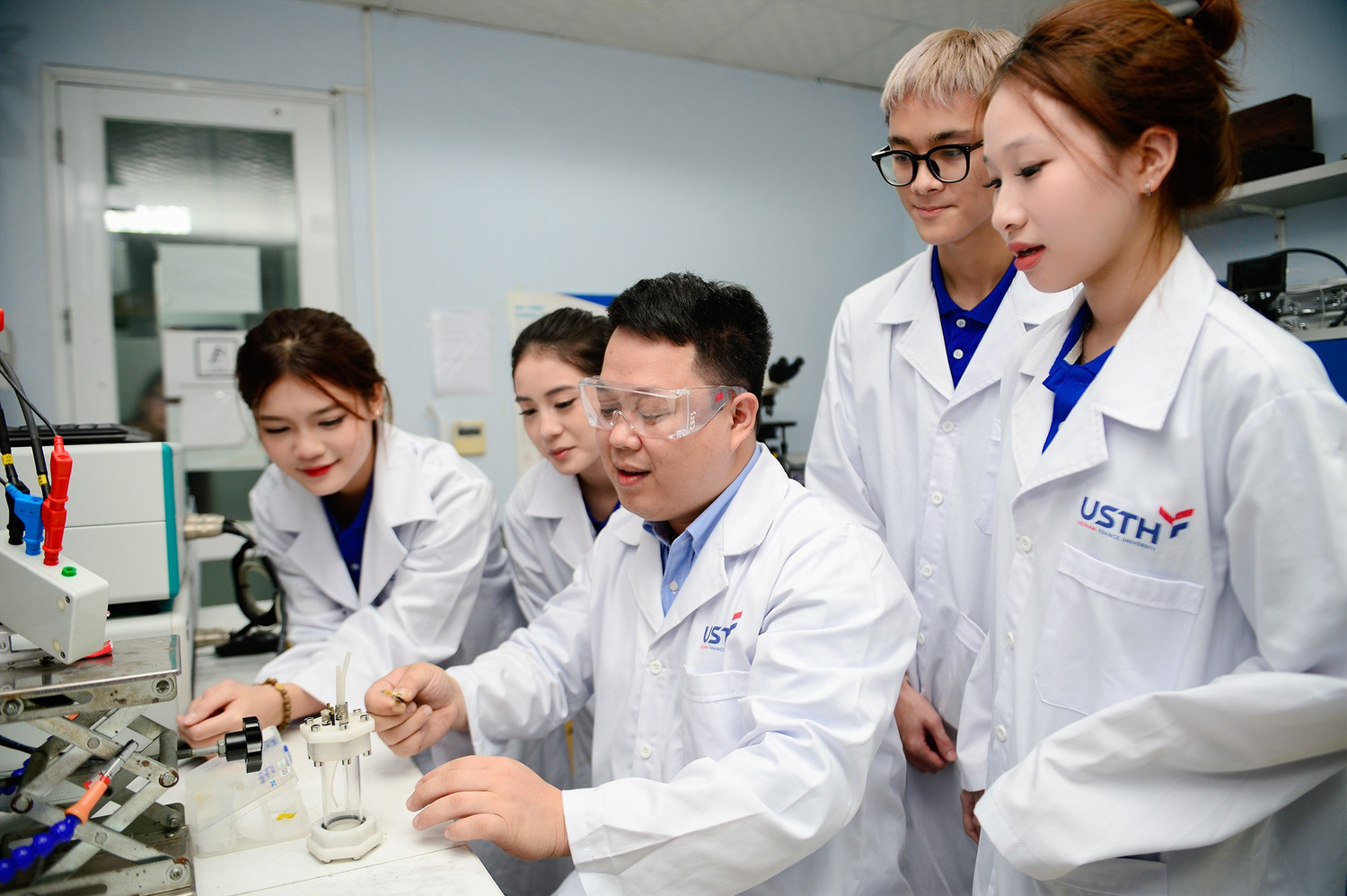 usth-sinh-vien-thuc-hanh-trong-phong-thi-nghiem-2.jpg