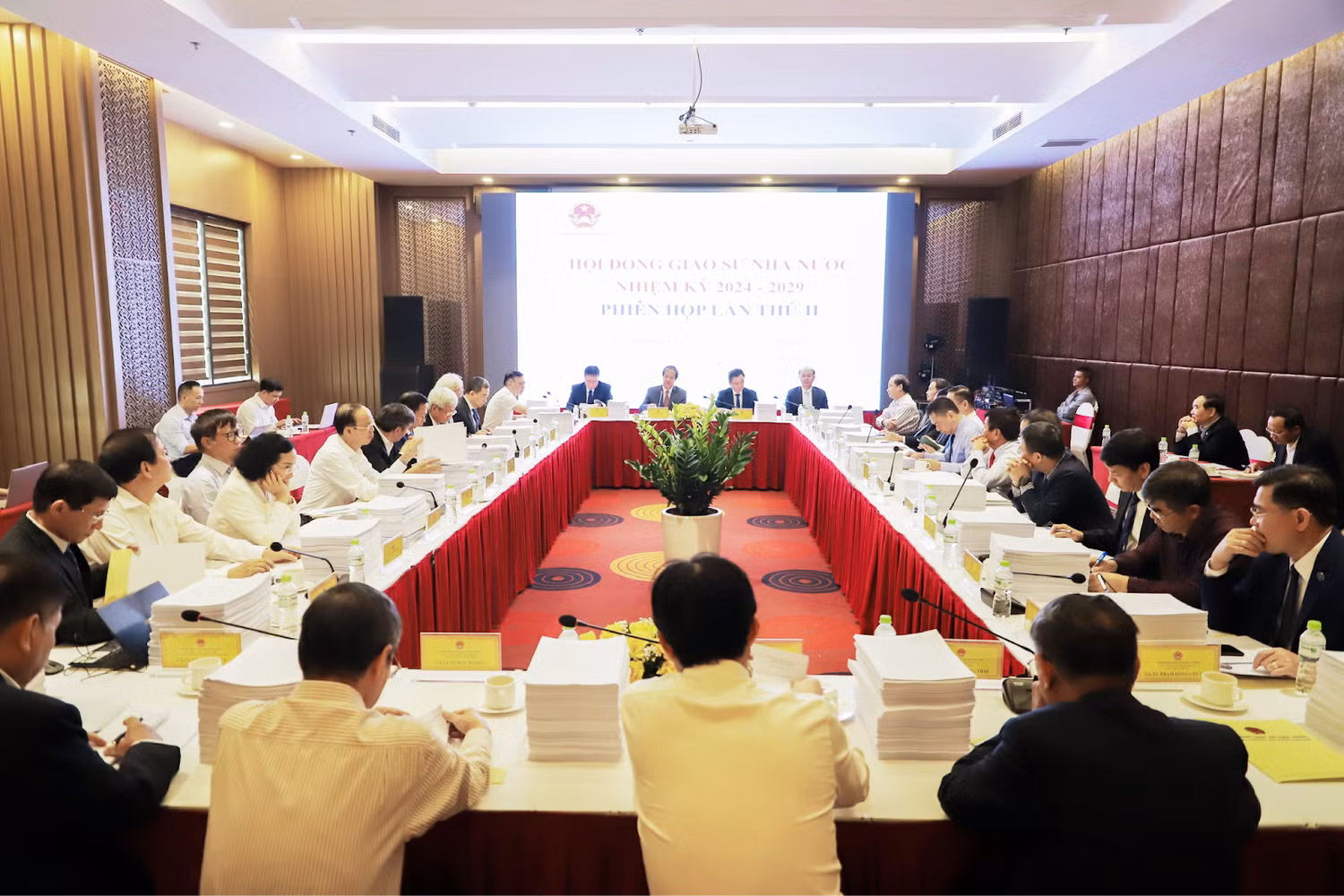 Một phiên họp của Hội đồng Giáo sư nhà nước nhiệm kỳ 2024-2029. Ảnh: Hội đồng Giáo sư nhà nước