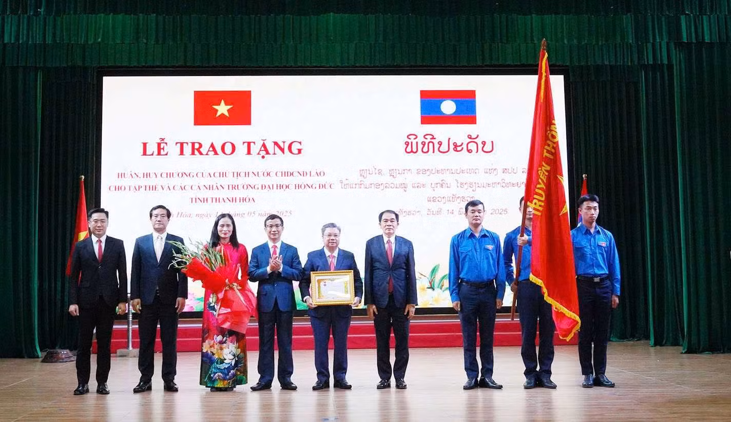 Đồng chí Khăm Pheng Xay Sổm Pheng - Ủy viên Ban Chấp hành Trung ương Đảng Nhân dân Cách mạng Lào, Bí thư Tỉnh ủy, Tỉnh trưởng tỉnh Hủa Phăn trao tặng Huân chương Hữu nghị của Chủ tịch nước Cộng hòa Dân chủ Nhân dân Lào, cho Trường Đại học Hồng Đức