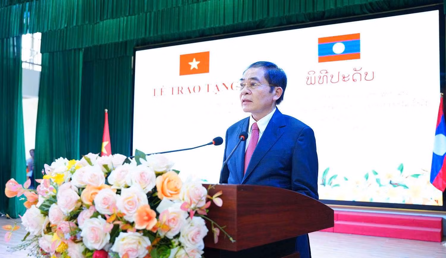 Đồng chí Khăm Pheng Xay Sổm Pheng - Ủy viên Ban Chấp hành Trung ương Đảng Nhân dân Cách mạng Lào, Bí thư Tỉnh ủy, Tỉnh trưởng tỉnh Hủa Phăn phát biểu tại Lễ trao tặng.
