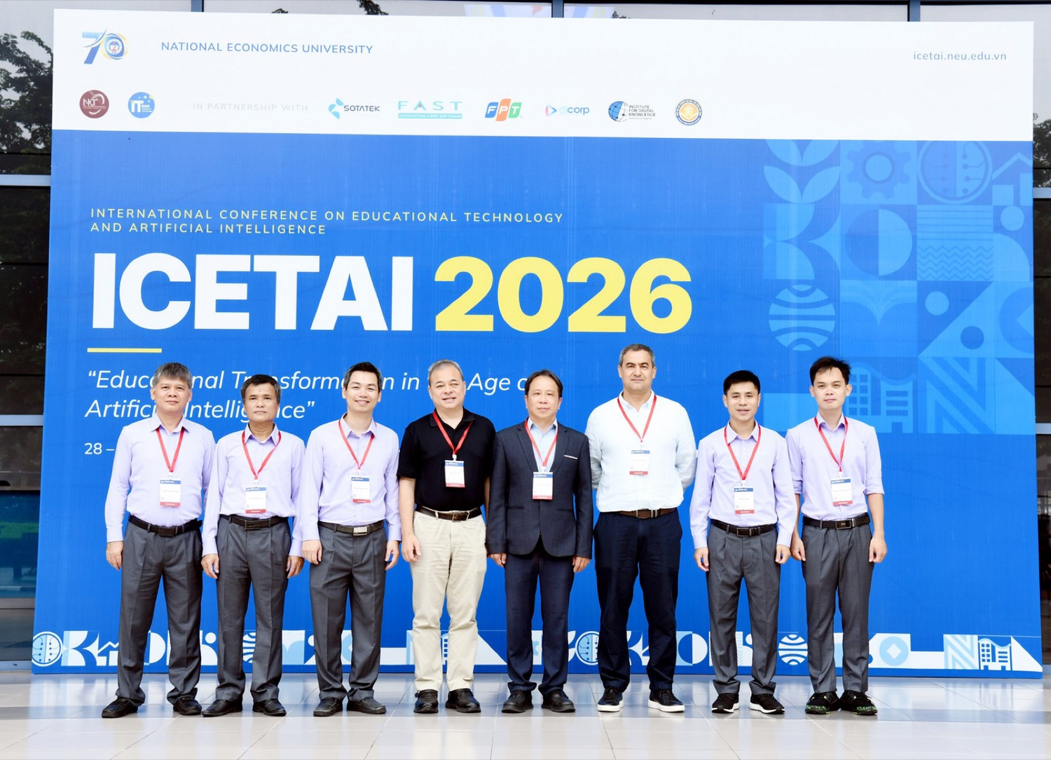 Các diễn giả Keynote, Ban Tổ chức hội thảo cùng lãnh đạo, giảng viên Khoa Công nghệ thông tin, Trường Công nghệ, Đại học Kinh tế Quốc dân. Tiến sĩ Phạm Xuân Lâm (thứ ba từ trái sang). Ảnh: NEU