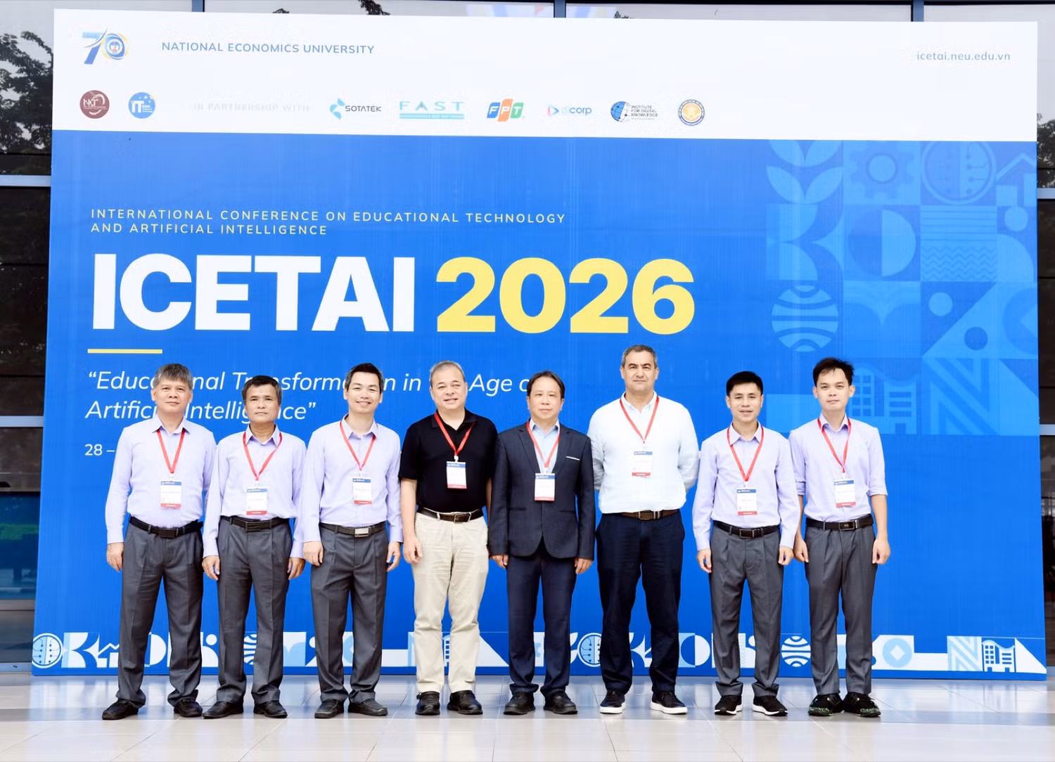 Các diễn giả Keynote, Ban Tổ chức hội thảo cùng lãnh đạo, giảng viên Khoa Công nghệ thông tin, Trường Công nghệ, Đại học Kinh tế Quốc dân. Tiến sĩ Phạm Xuân Lâm (thứ ba từ trái sang). Ảnh: NEU