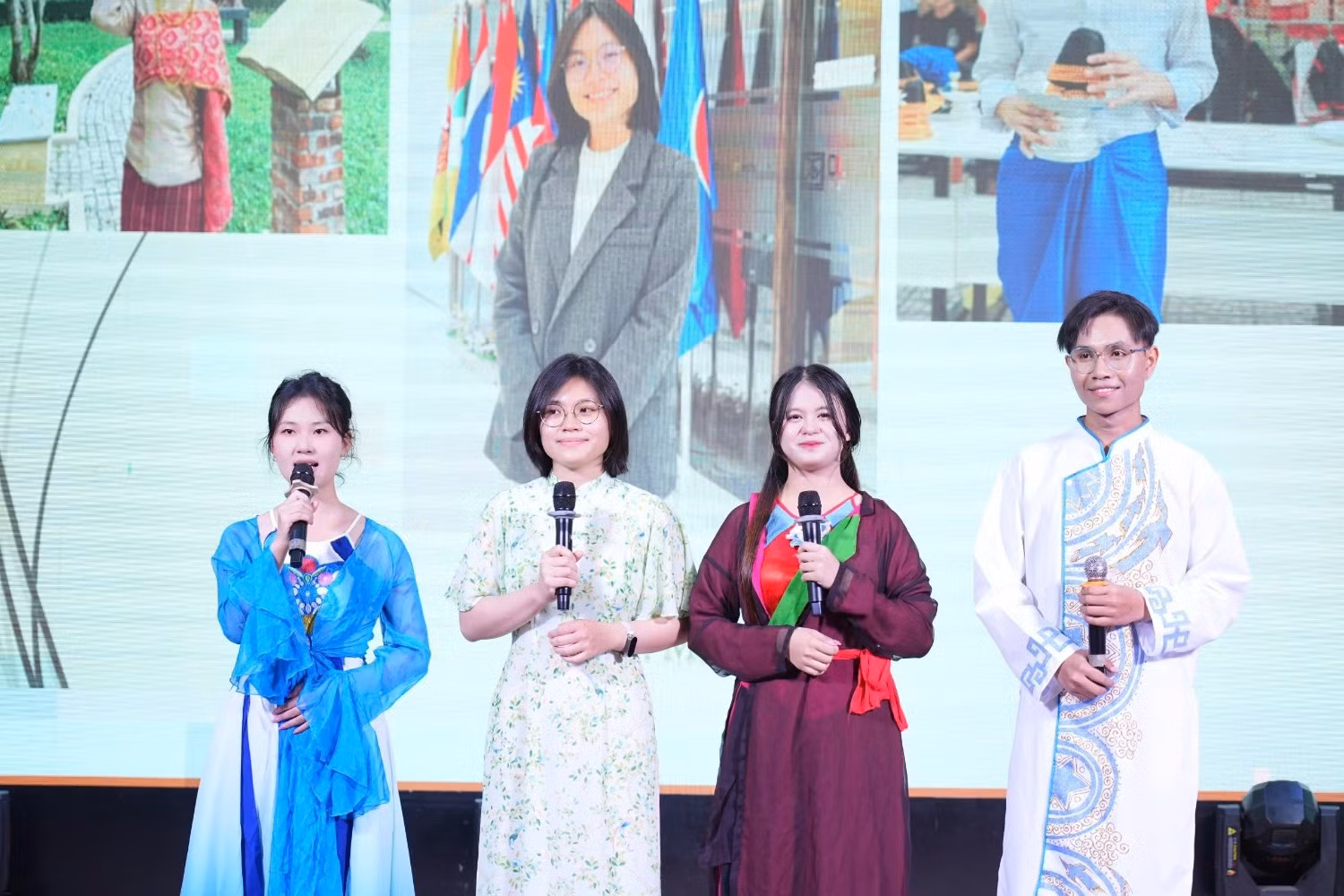 Phần thi hùng biện của đội thi UED phát triển của Trường Đại học Sư phạm - Đại học Đà Nẵng.