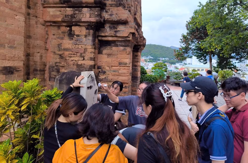Sinh viên Khoa Di sản văn hóa - Trường Đại học Văn hóa Thành phố Hồ Chí Minh đi thực tế tại Tháp Bà Nha Trang. Ảnh: HCMUC
