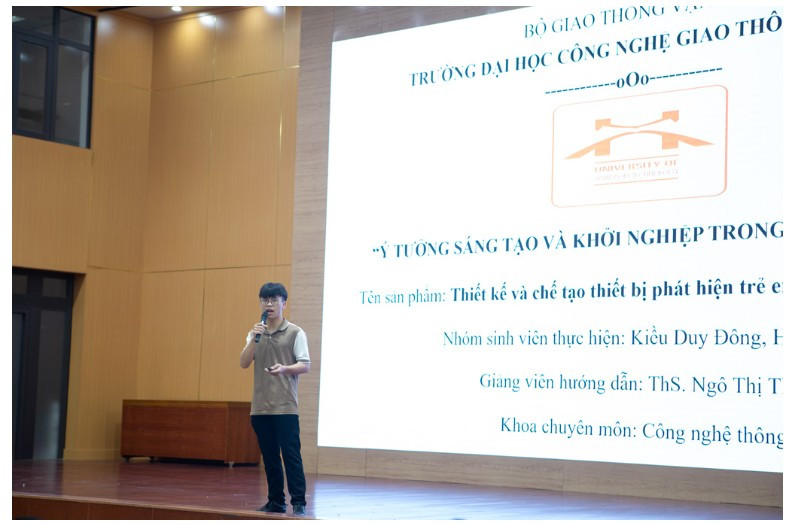 Sinh viên Kiều Duy Đông đang thuyết trình về ý tưởng sản phẩm “Thiết bị phát hiện trẻ bị bỏ quên trên ô tô” tại cuộc thi Ý tưởng sáng tạo và khởi nghiệp trong sinh viên 2023. Sản phẩm này của Đông cũng đã được dự thi ở cấp Bộ Giáo dục và Đào tạo.