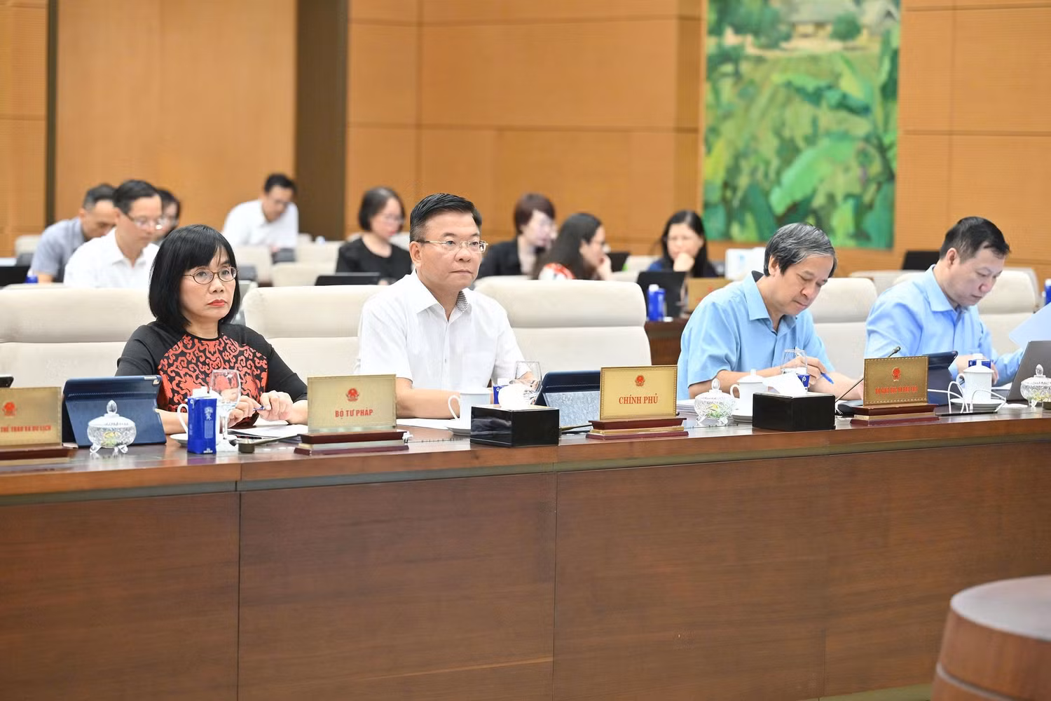 Đại diện các Bộ ngành tham dự phiên họp. Ảnh: quochoi.vn