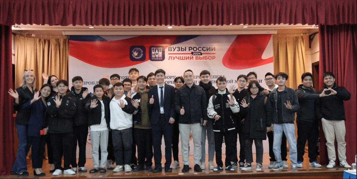 Giảng viên và sinh viên UTT tham gia hoạt động giao lưu cùng các đại diện từ Đại học Năng lượng Mát-x-cơ-va (MEI).