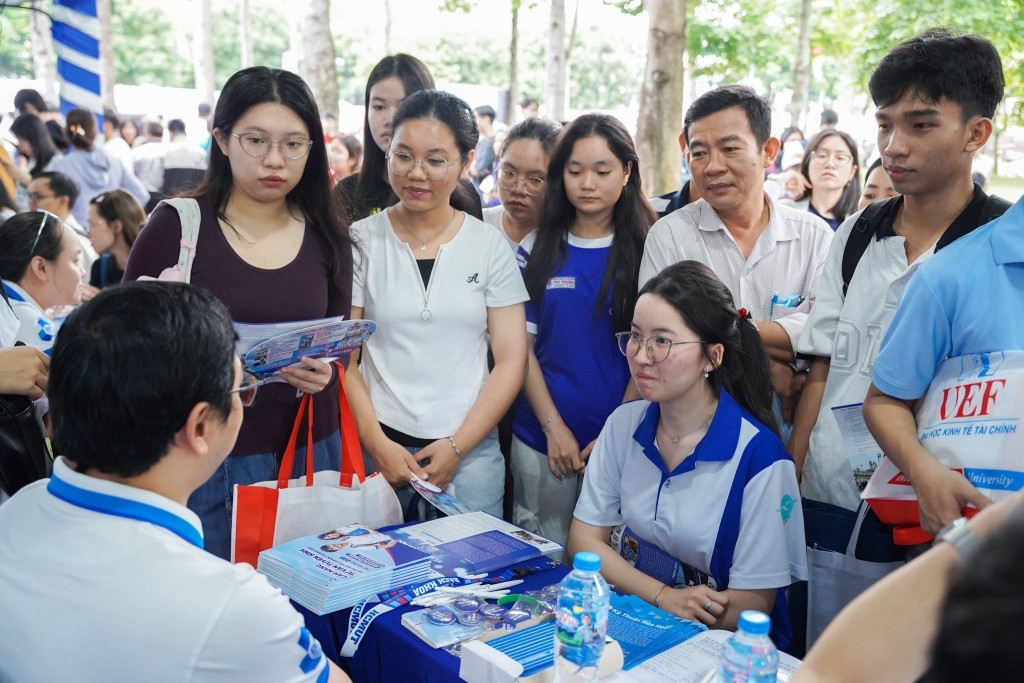 Các thí sinh lắng nghe tư vấn tại Ngày hội lựa chọn nguyện vọng xét tuyển năm 2026. Ảnh: Trường Đại học Bách khoa, Đại học Quốc gia Thành phố Hồ Chí Minh