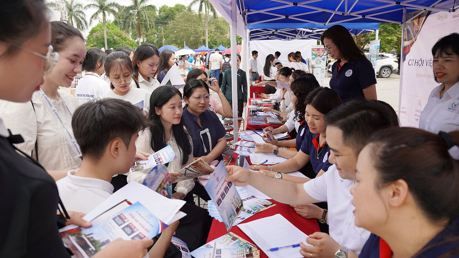Sinh viên tham gia Ngày hội việc làm năm 2026, sự kiện do Trường Đại học Hồng Đức phối hợp với Hiệp hội Doanh nghiệp tỉnh và Trung tâm dịch vụ việc làm tỉnh Thanh Hóa tổ chức. Ảnh: HDU