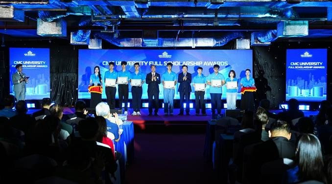 Lãnh đạo Trường Đại học CMC trao học bổng toàn phần cho tân sinh viên K5 xuất sắc.