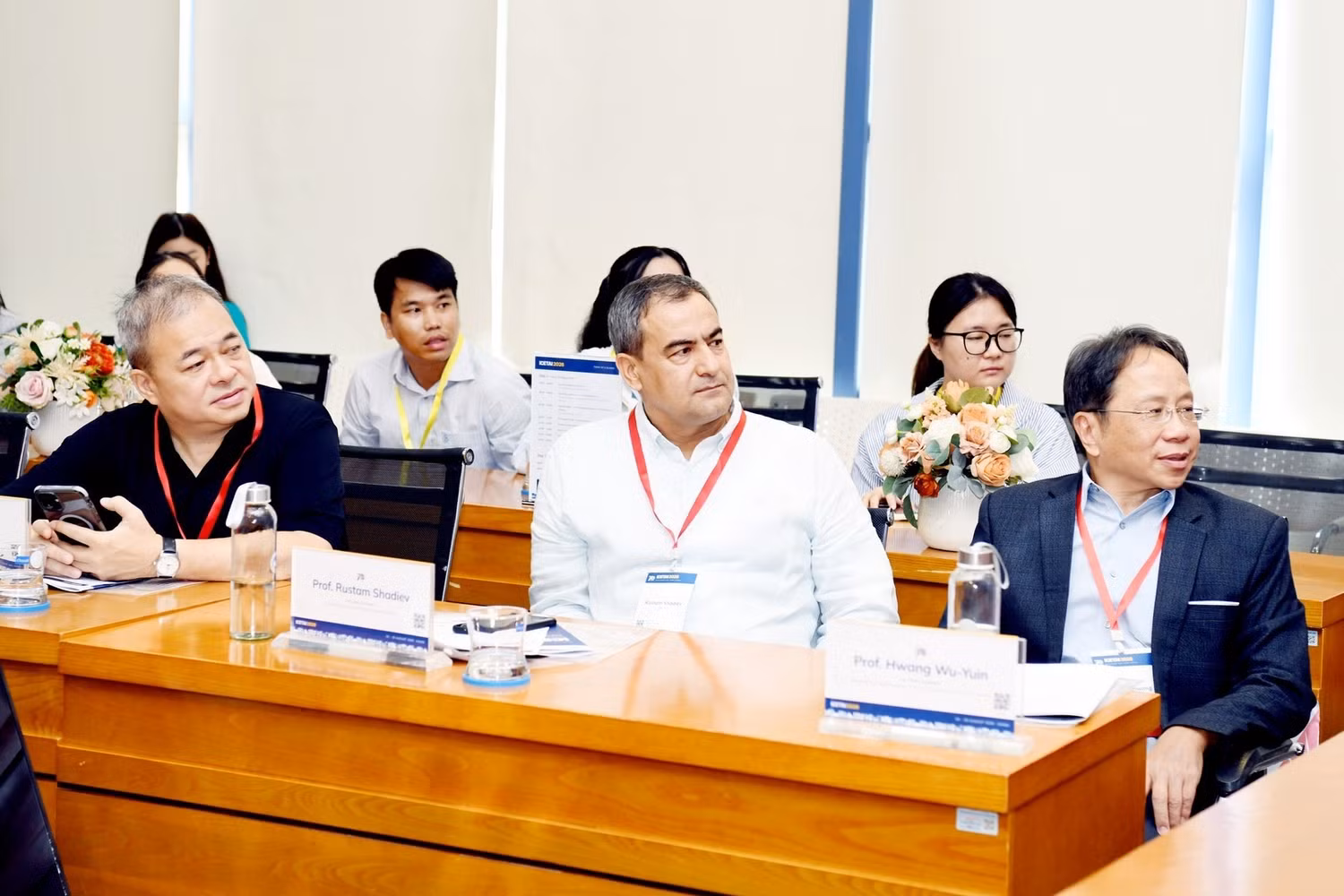 Các đại biểu tham dự hội thảo. Ảnh: NEU