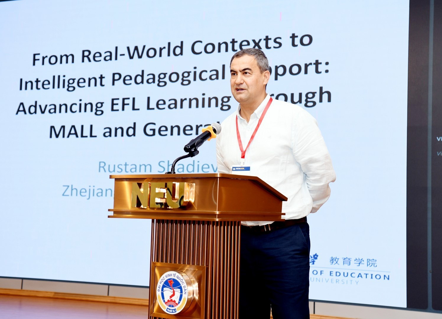Giáo sư Rustam Shadiev trình bày báo cáo đề dẫn tại ICETAI 2026. Ảnh: NEU