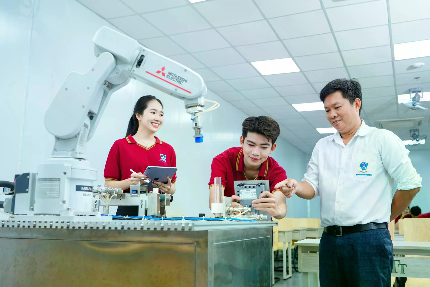 Ảnh minh họa: Giảng viên và sinh viên Trường Đại học Nguyễn Tất Thành