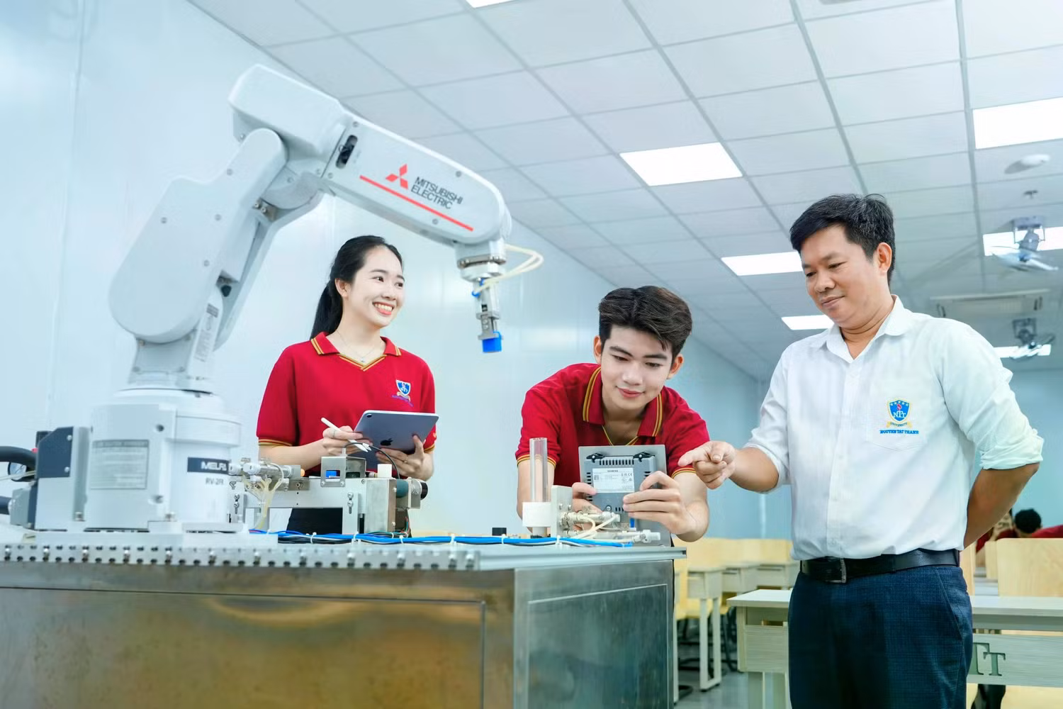 Ảnh minh họa: Giảng viên và sinh viên Trường Đại học Nguyễn Tất Thành