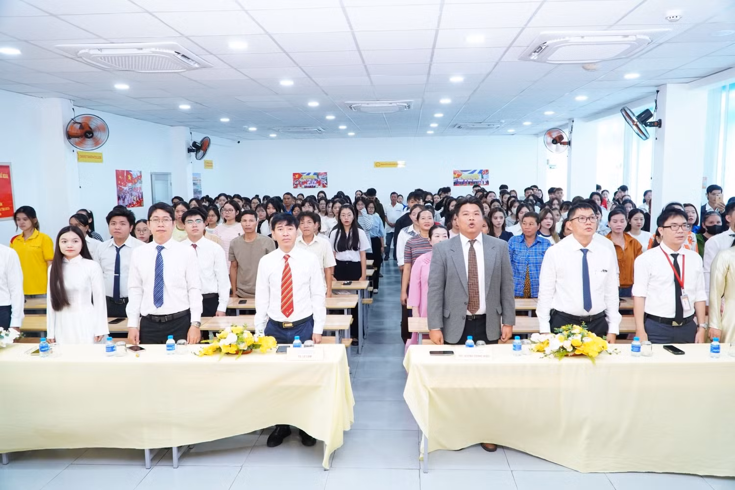 Cán bộ, giảng viên và sinh viên Trường Cao đẳng Đại Việt Sài Gòn tham dự lễ khai giảng năm học 2026-2027. Ảnh: NTCC