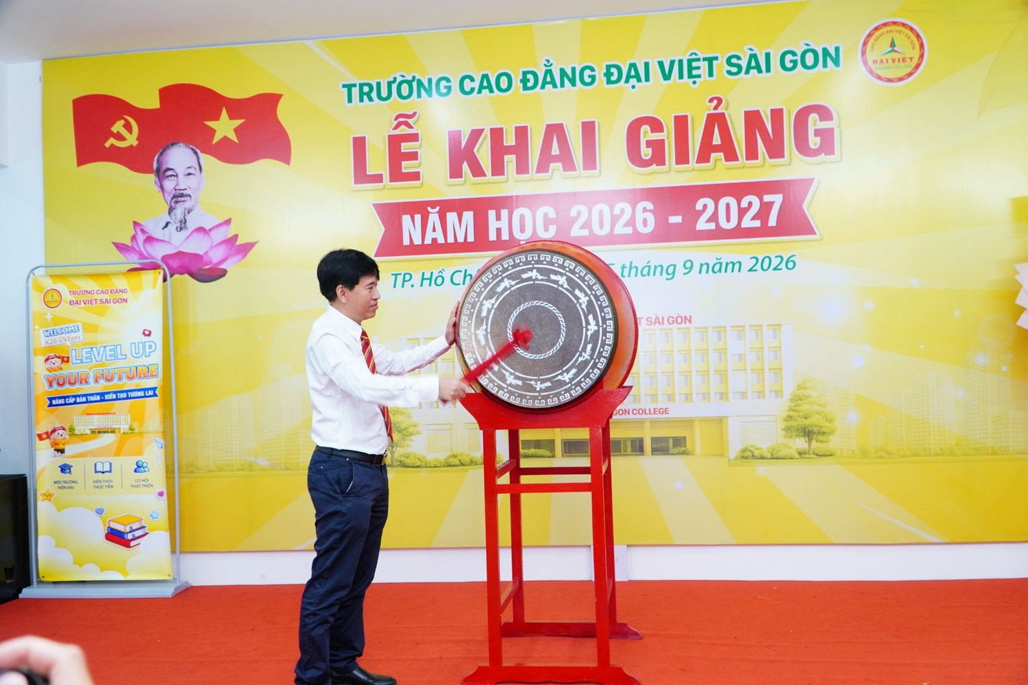 Hồi trống khai trường chính thức mở đầu năm học 2026-2027 tại Trường Cao đẳng Đại Việt Sài Gòn. Ảnh: NTCC