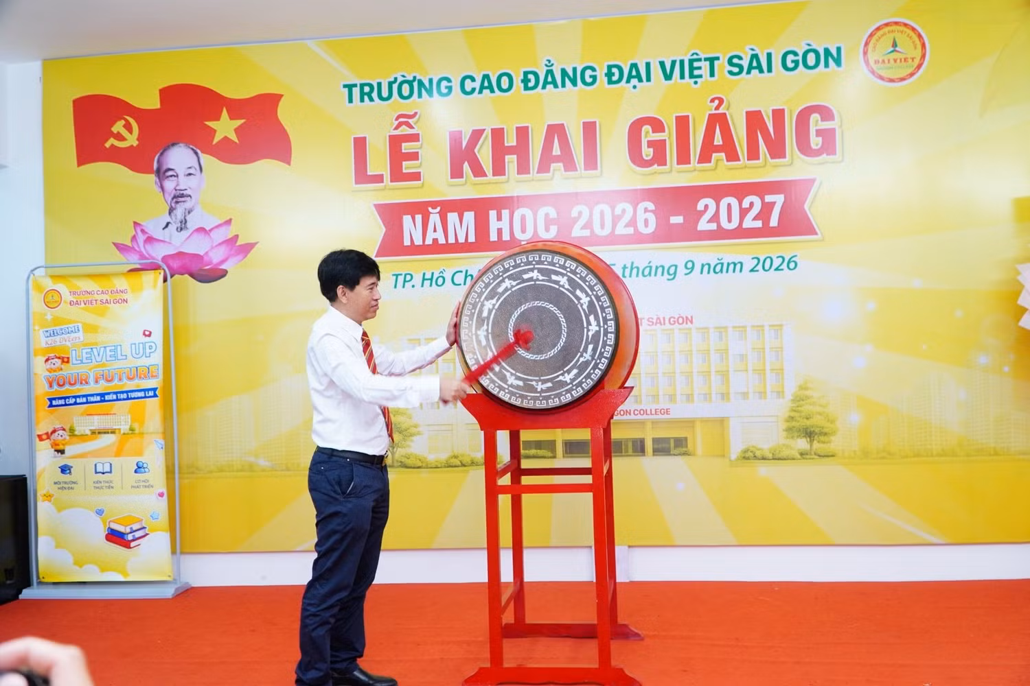 Hồi trống khai trường chính thức mở đầu năm học 2026-2027 tại Trường Cao đẳng Đại Việt Sài Gòn. Ảnh: NTCC