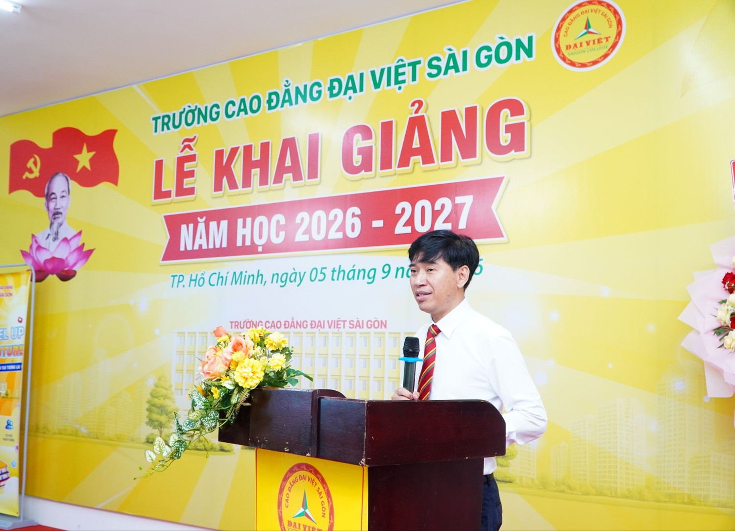 Tiến sĩ Lê Lâm - Chủ tịch Hội đồng quản trị, Hiệu trưởng Trường Cao đẳng Đại Việt Sài Gòn phát biểu tại buổi lễ. Ảnh: NTCC