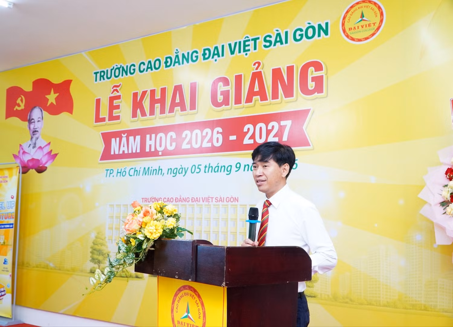 Tiến sĩ Lê Lâm - Chủ tịch Hội đồng quản trị, Hiệu trưởng Trường Cao đẳng Đại Việt Sài Gòn phát biểu tại buổi lễ. Ảnh: NTCC