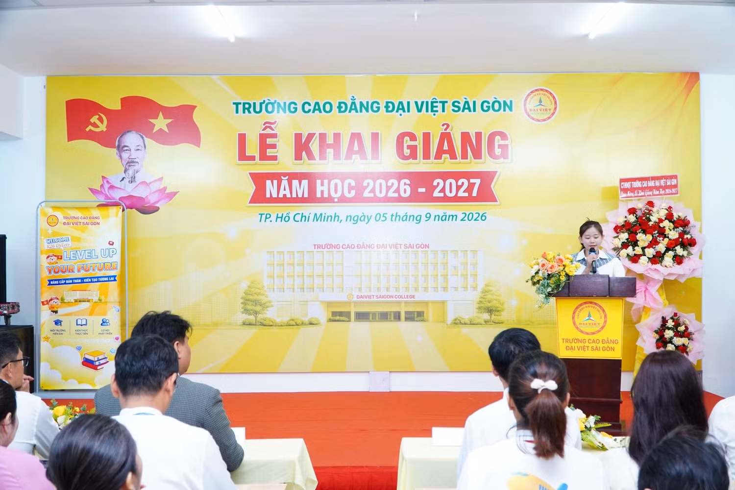 Đại diện tân sinh viên Khóa 26 phát biểu tại lễ khai giảng năm học 2026-2027. Ảnh: NTCC