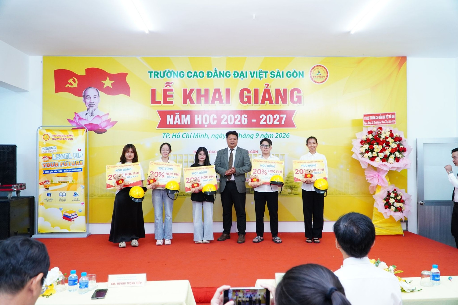 Đại diện nhà trường trao học bổng, động viên những sinh viên có thành tích tốt và nỗ lực vượt khó trong học tập. Ảnh: NTCC