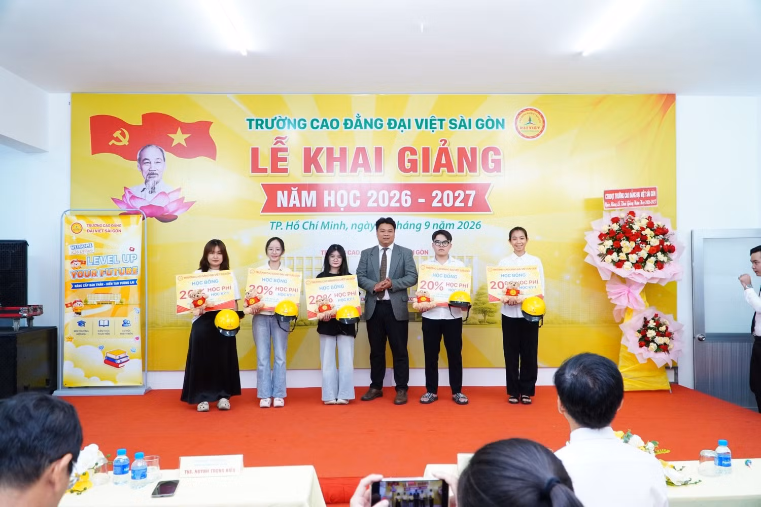 Đại diện nhà trường trao học bổng, động viên những sinh viên có thành tích tốt và nỗ lực vượt khó trong học tập. Ảnh: NTCC