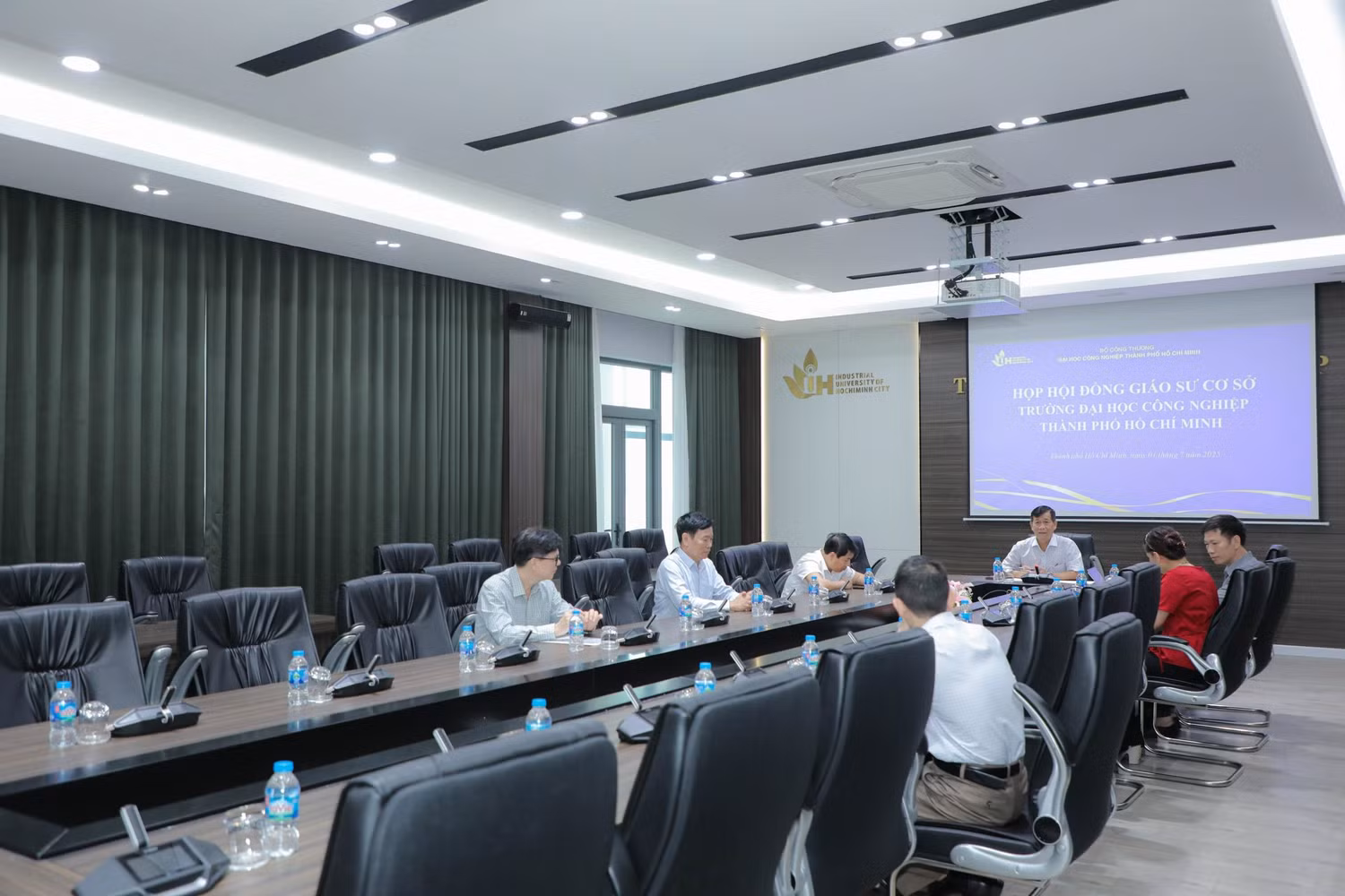 Hình ảnh một phiên họp của Hội đồng Giáo sư cơ sở Trường Đại học học Công nghiệp Thành phố Hồ Chí Minh năm 2025. Ảnh: website nhà trường