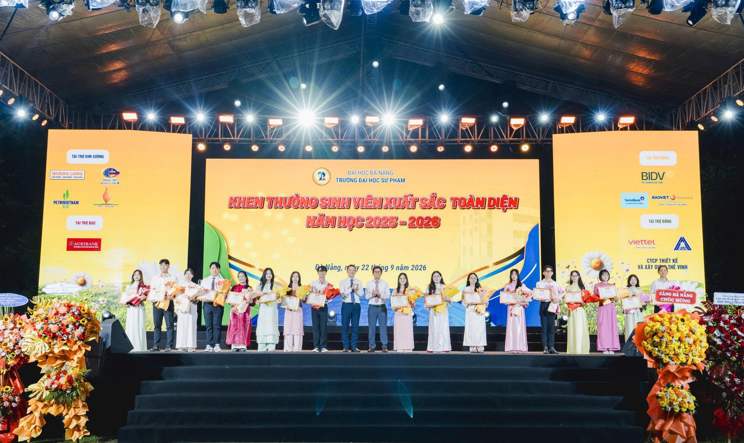 34 sinh viên xuất sắc toàn diện năm học 2025-2026 được vinh danh, khen thưởng. Ảnh: UED